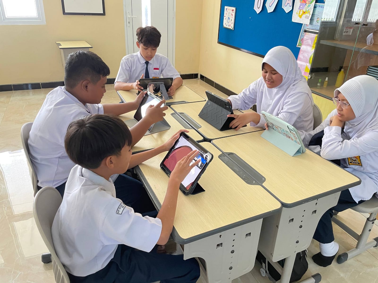 Menumbuhkan Cinta Tanah Air Lewat Jejak Sejarah: Kampanye “Silsilah Kelahiran Pancasila” Melalui Carousel Keynote di SMP Islam Al Azhar 46 Pati